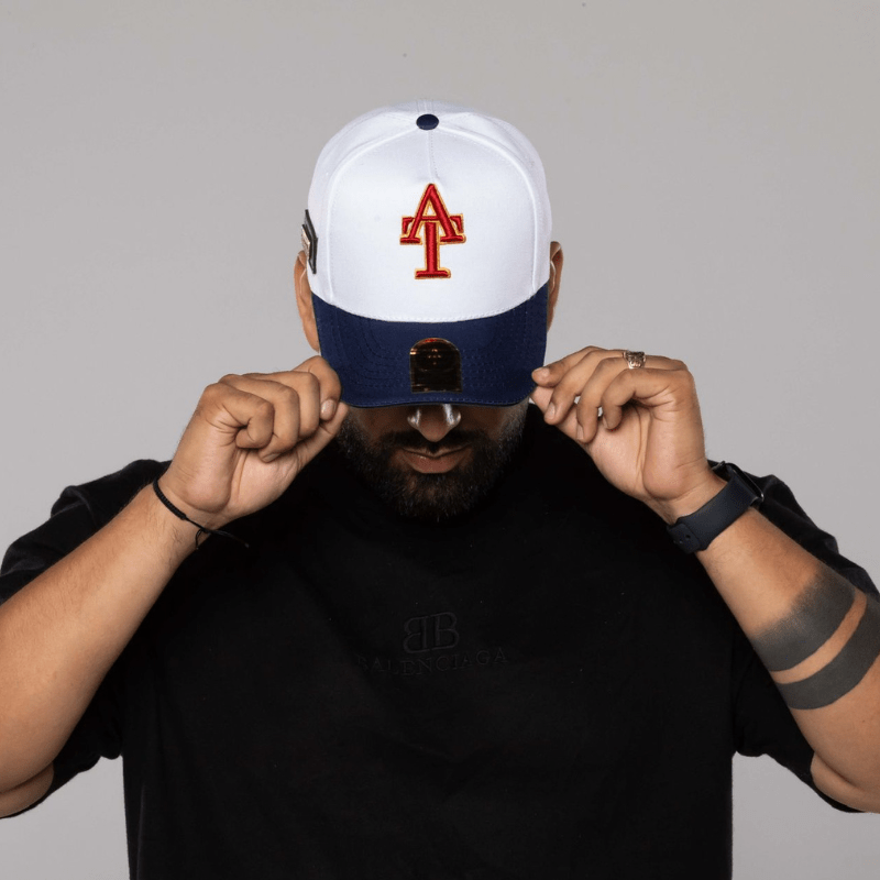 Gorra Blanca AT Roja con Visera Azul
