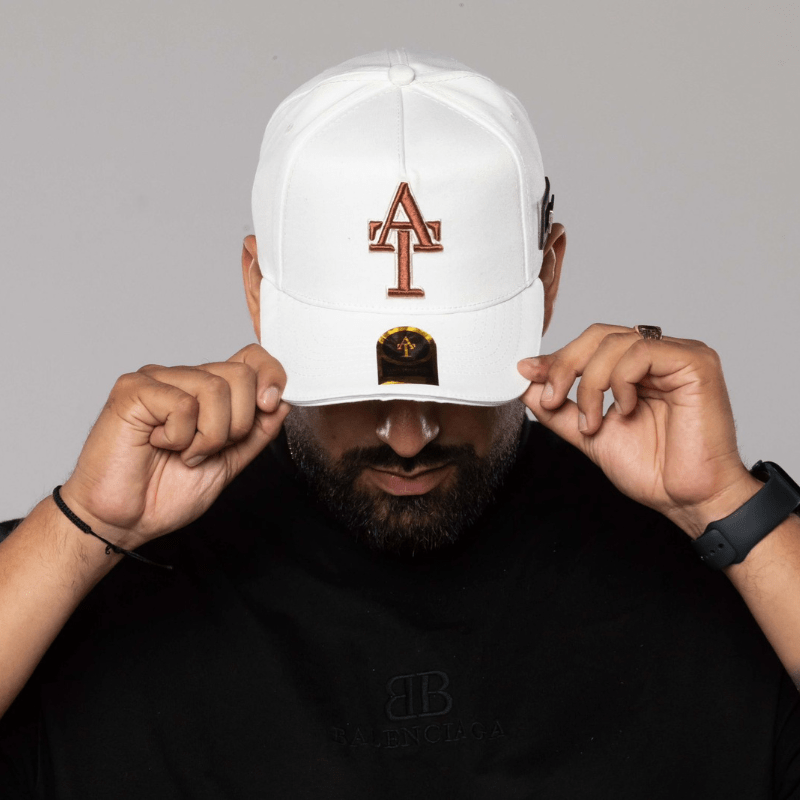 Gorra Blanca AT Estilo Urbano Café