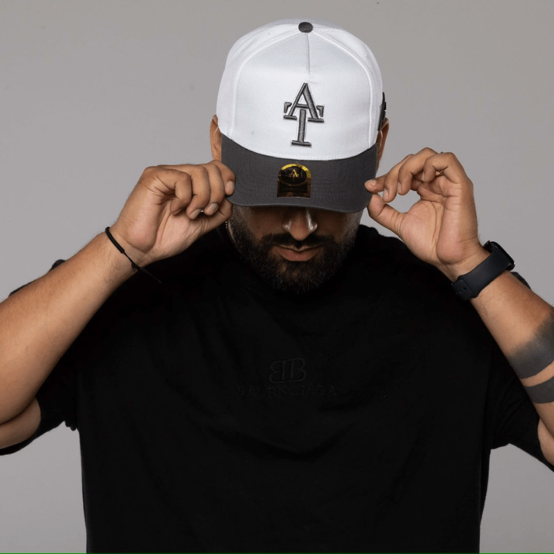 Gorra Blanca en Drill AT con Visera Gris