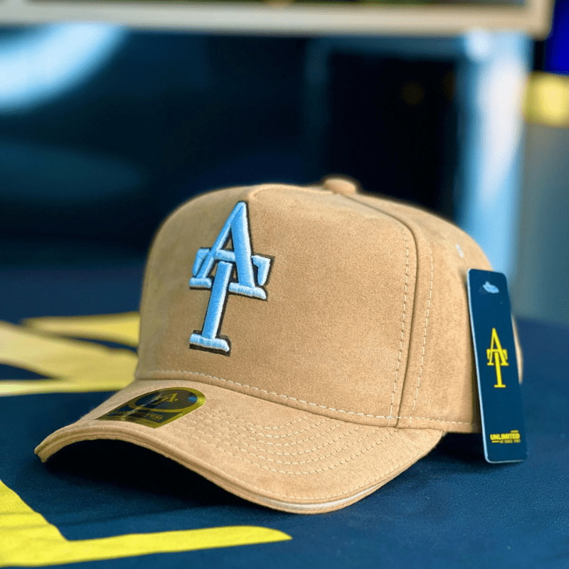 Gorra beige en gamuza AT azul claro RBD café