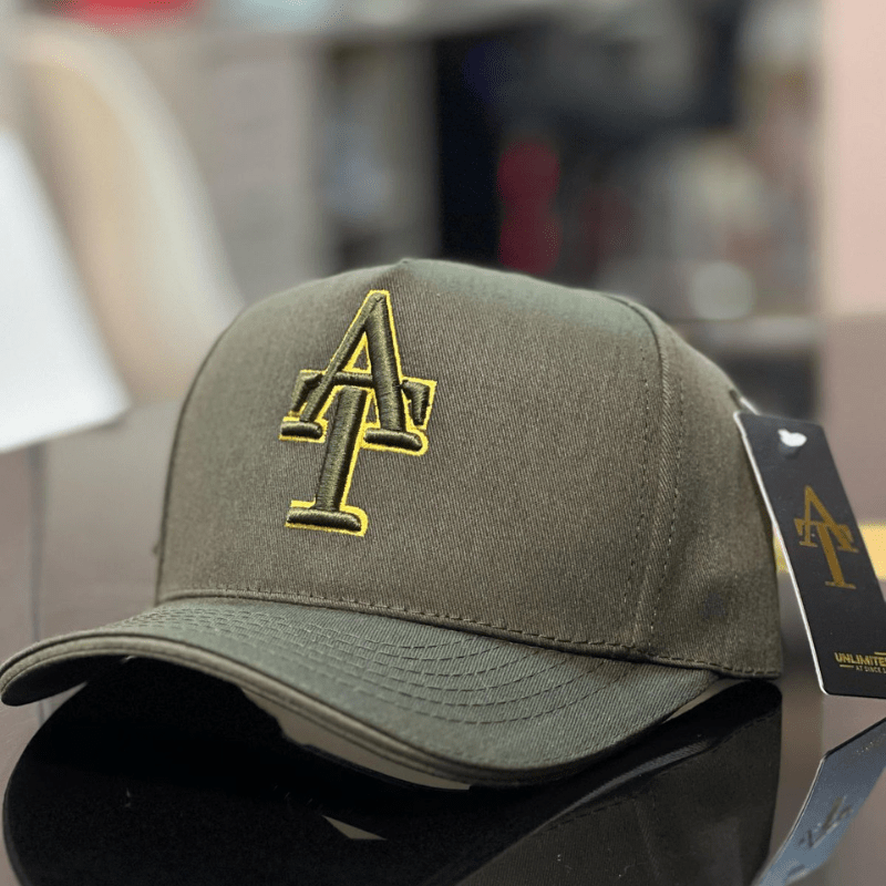 Gorra verde militar en drill AT con reborde dorado oscuro