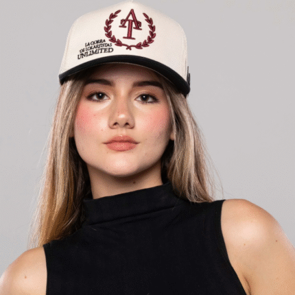 Gorra Marfil Visera Negra AT Vino