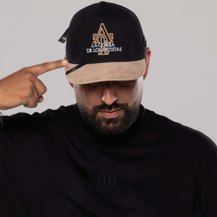 Gorra Negra AT Con Visera En Gamuza